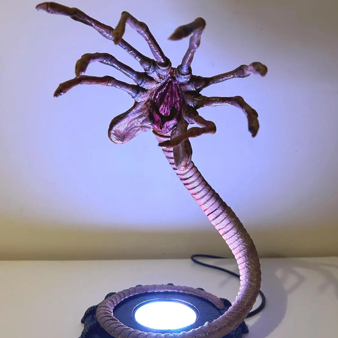 Alien Facehugger Lamp Nightlig - مراجعة Neon Sign Party وسعره