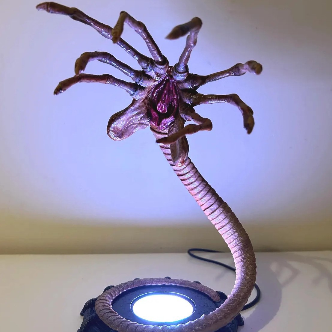 Alien Facehugger Lamp Nightlig - مراجعة Neon Sign Party وسعره