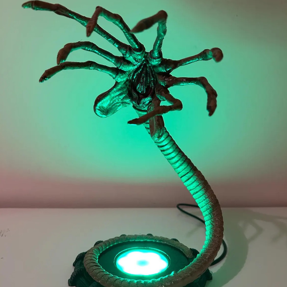Alien Facehugger Lamp Nightlig - مراجعة Neon Sign Party وسعره