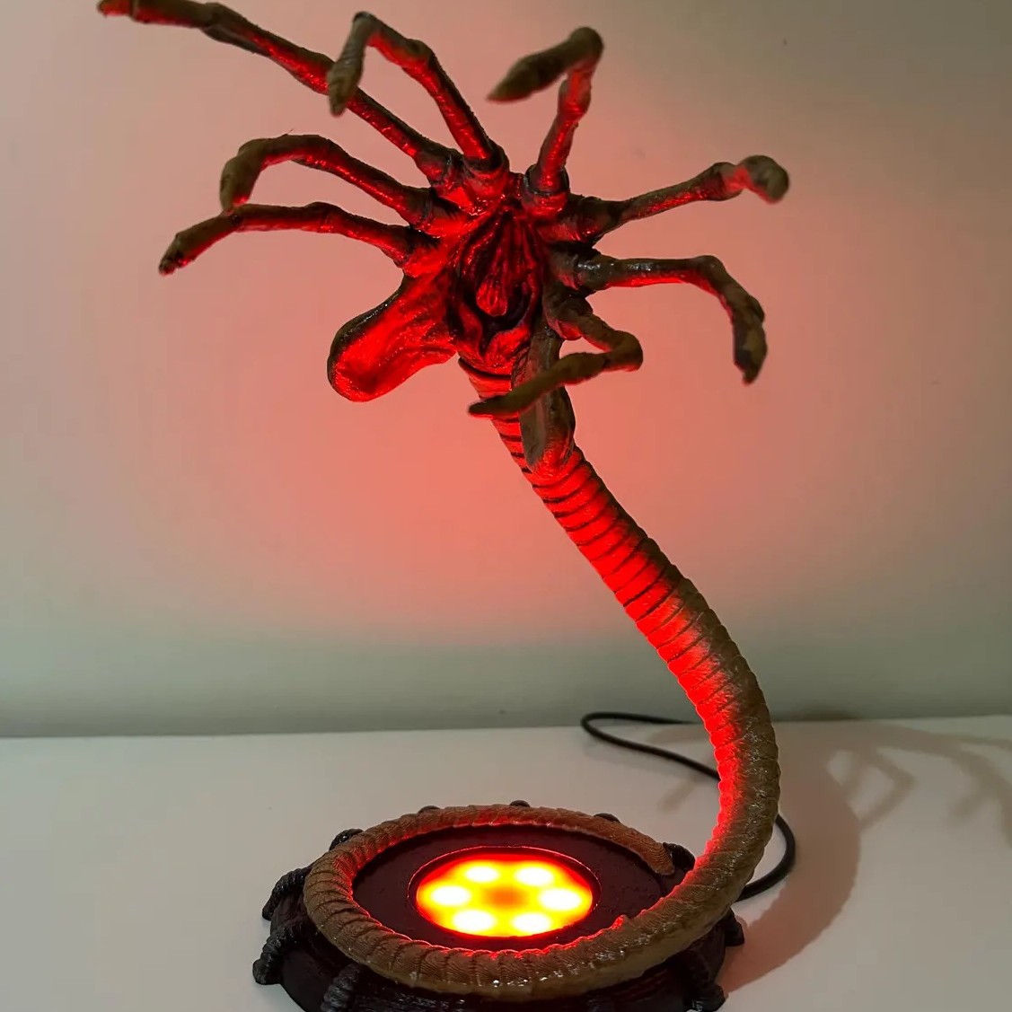Alien Facehugger Lamp Nightlig - مراجعة Neon Sign Party وسعره
